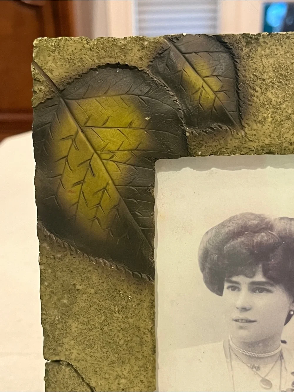 Vintage botanical style green Leaf Accent Photo Frame. GUC!